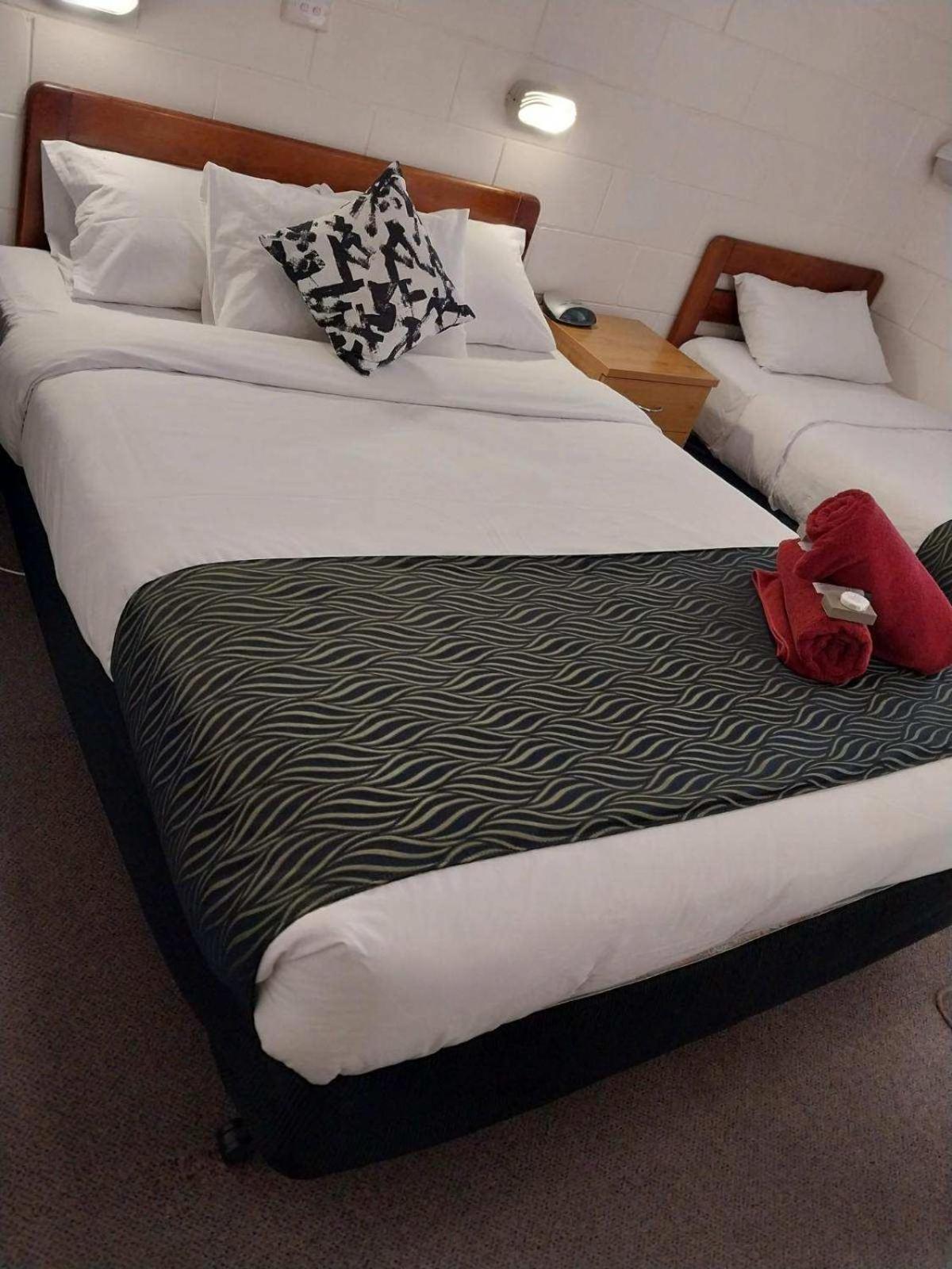 Golden Peak Motel Peakhill Peak Hill Esterno foto