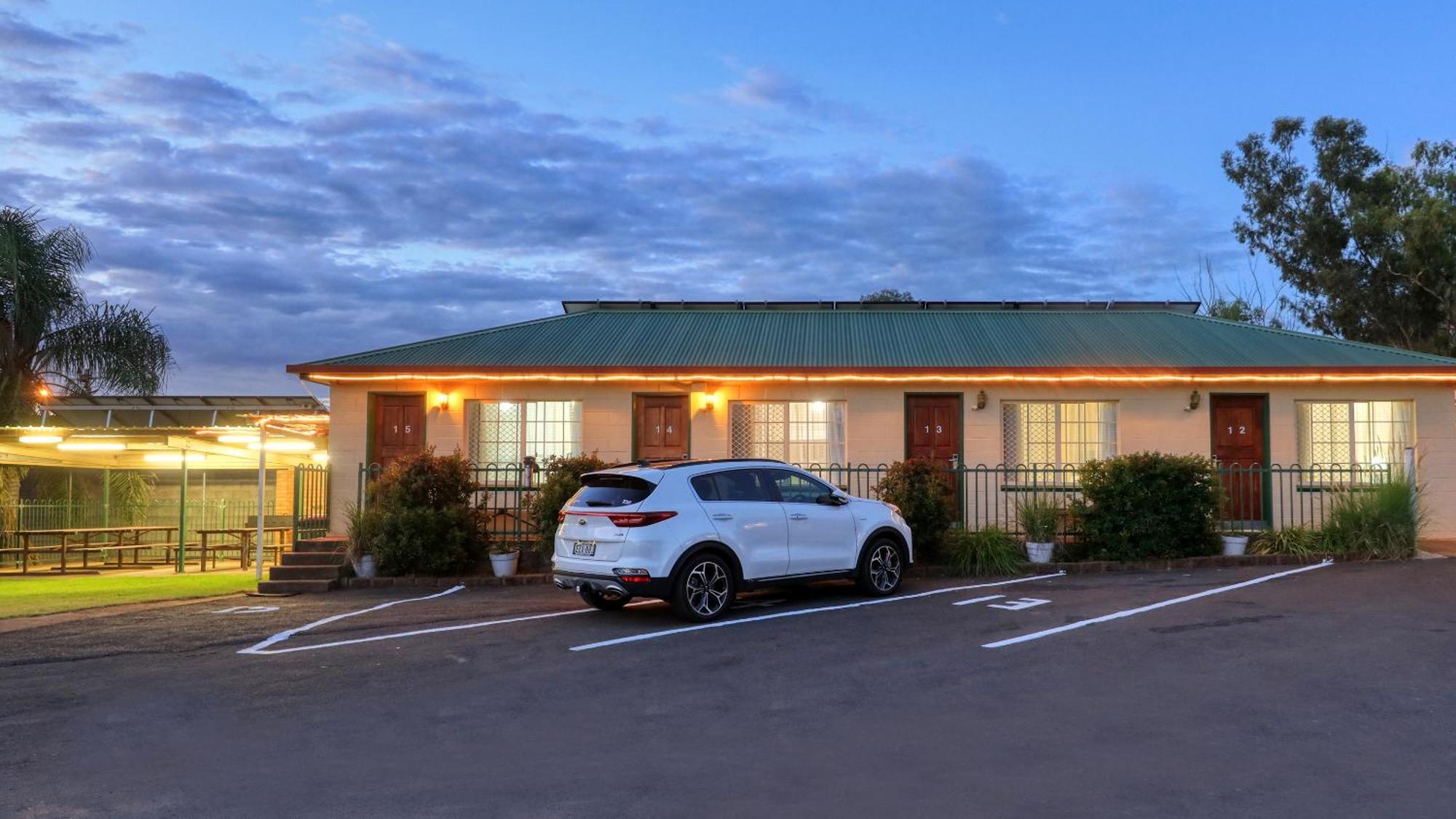 Golden Peak Motel Peakhill Peak Hill Esterno foto