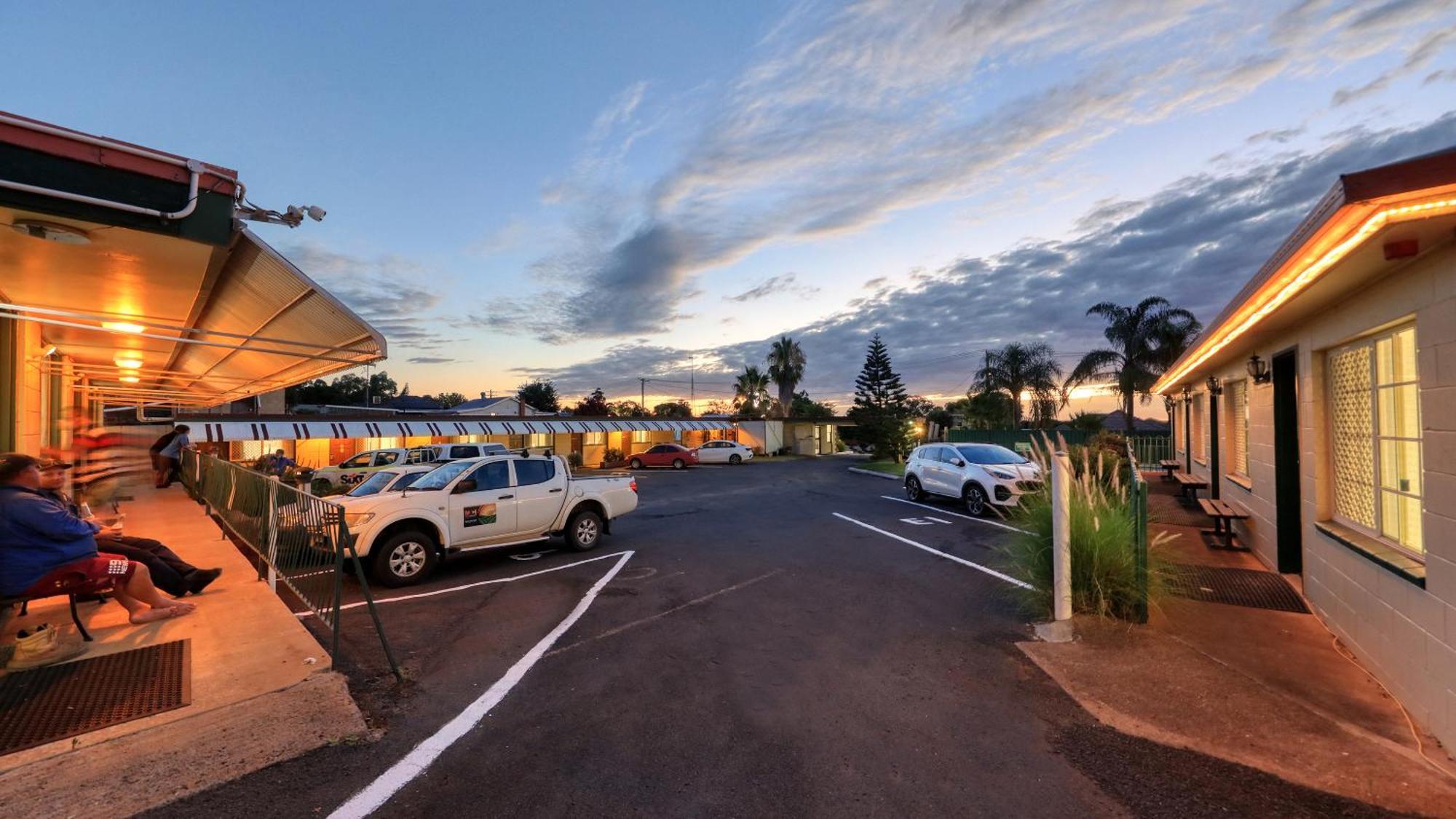 Golden Peak Motel Peakhill Peak Hill Esterno foto