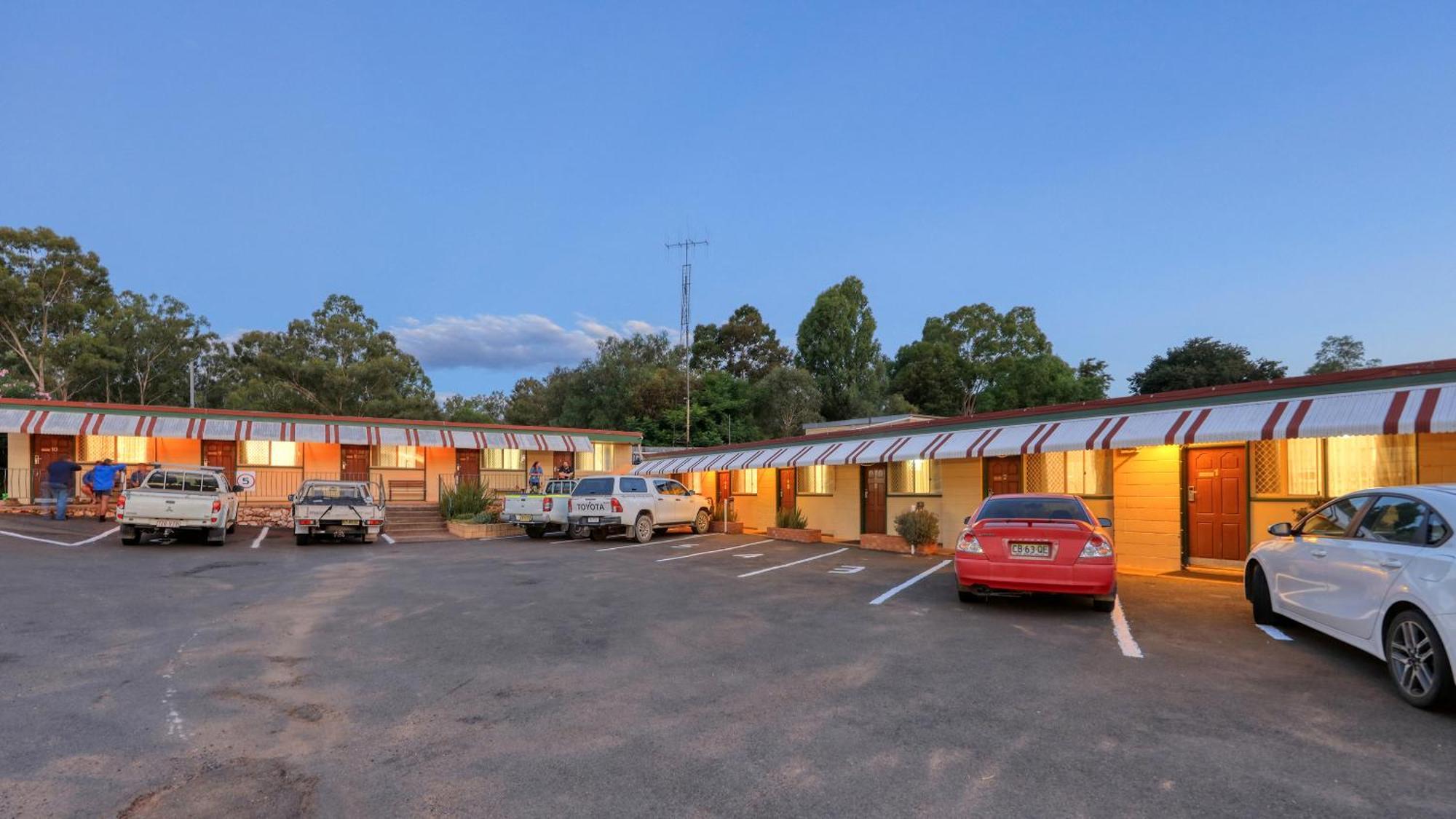 Golden Peak Motel Peakhill Peak Hill Esterno foto